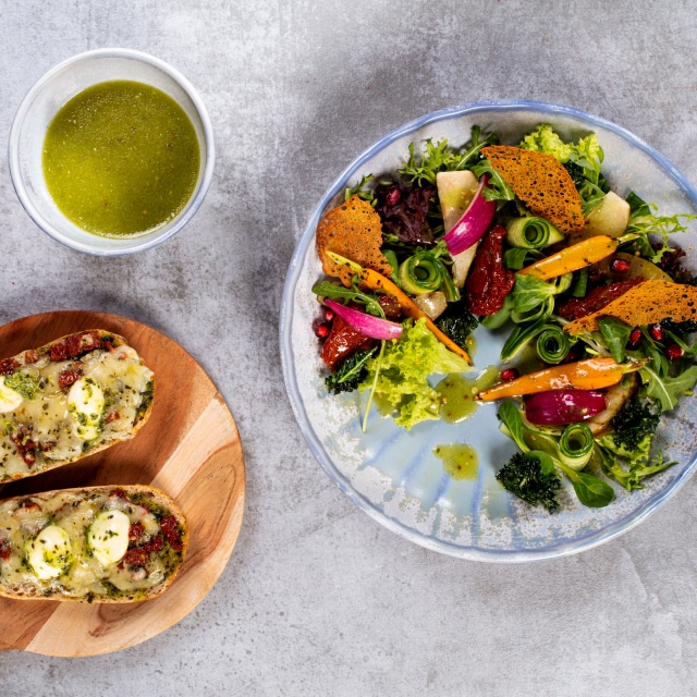 Veganský salát se zeleným pesto-vinaigrette dresinkem Veganský salát se zeleným pesto-vinaigrette dresinkem